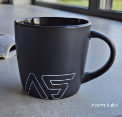 czarne kubki ceramiczne